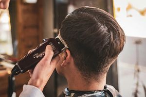 Почему машинка для стрижки &laquo;жует&raquo; волосы: причины и как это исправить фото