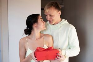 Що подарувати дівчині на День народження: ідеї корисних подарунків фото